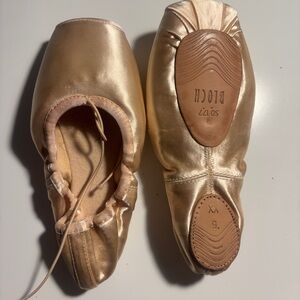 Ballet Pointe Shoes: Bloch split sole pointe shoes, size 5XX